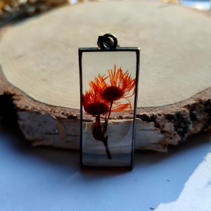 Wisiorek z żywicy - pomarańczowe kwiaty