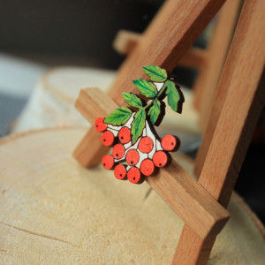 Broszka drewniana jarzębina