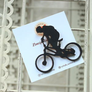 Broszka drewniana rowerzysta