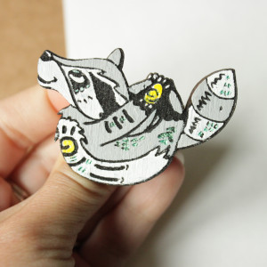 Broszka drewniana Szop