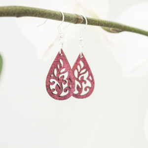 Ażurowe fioletowe drewniane kolczyki