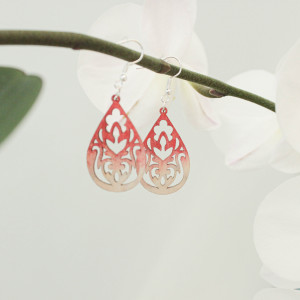Ażurowe różowe drewniane kolczyki