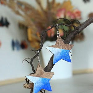 Niebieskie drewniane kolczyki gwiazdy