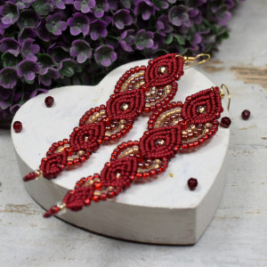 Długie, bordowe kolczyki z koralików
