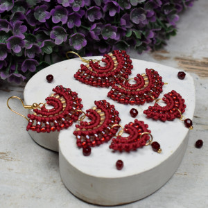 Długie, bordowe kolczyki wachlarze