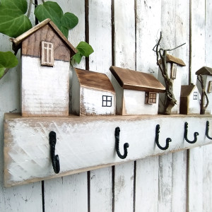 Drewniany wieszak z domkami, biały - 55 cm długość