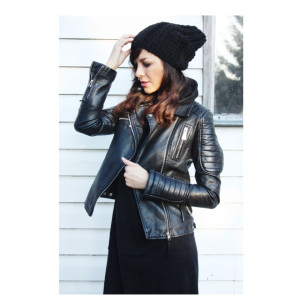 Czarna czapka handmade z wełną