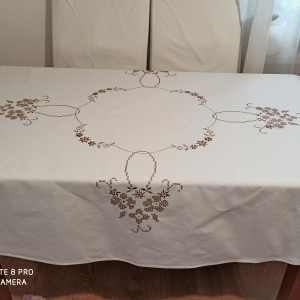 Obrus haftowany ręcznie