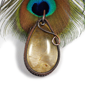 Kwarc z rutylem, Miedziany wisiorek z kwarcem, ręcznie wykonany, prezent dla niej, prezent dla mamy, prezent urodzinowy