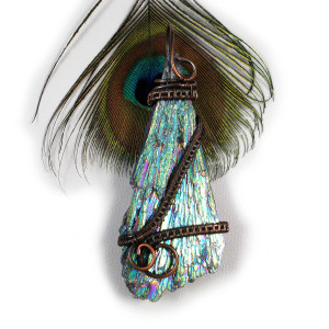 Kwarc pokryty tytanem, Miedziany wisiorek z kwarcem, ręcznie wykonany, prezent dla niej, prezent dla mamy, prezent urodzinowy