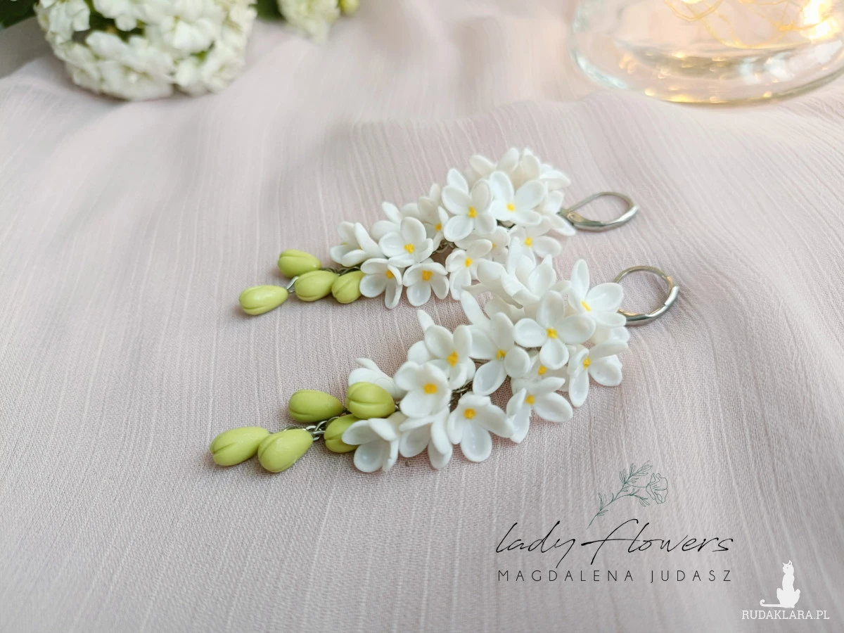 Kolczyki z białymi kwiatami bzu