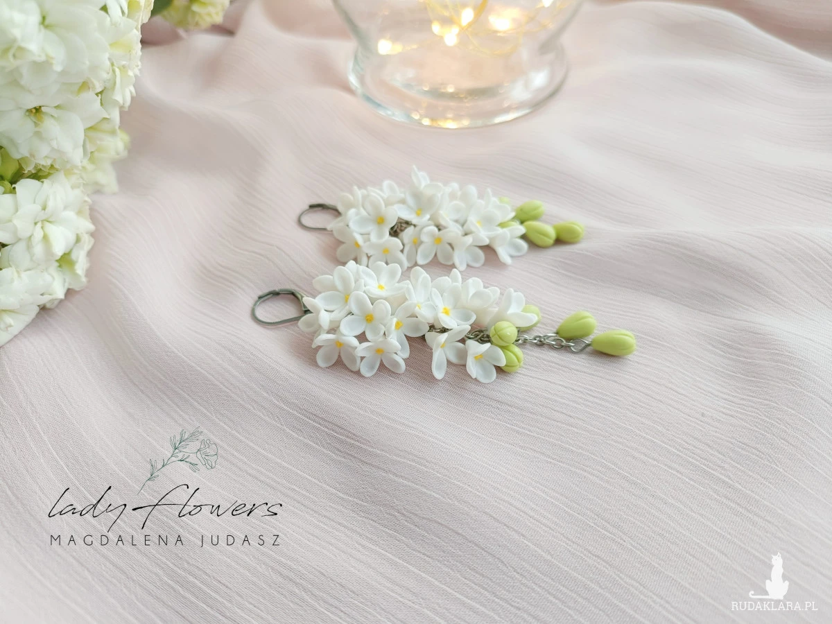 Kolczyki z białymi kwiatami bzu