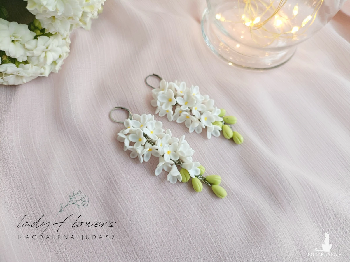 Kolczyki z białymi kwiatami bzu