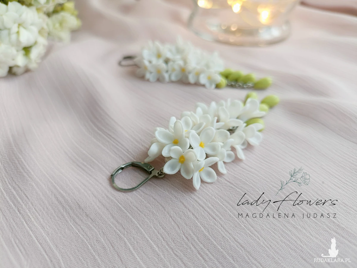 Kolczyki z białymi kwiatami bzu