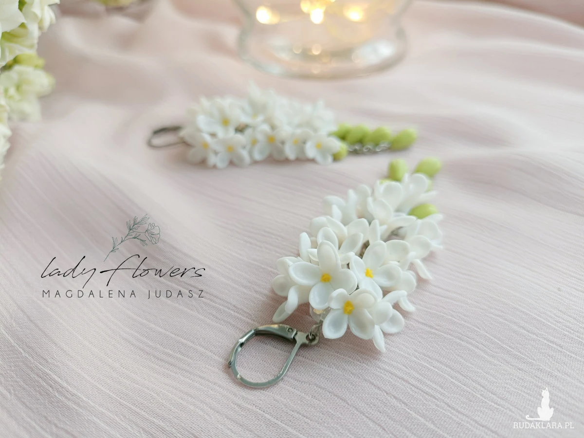 Kolczyki z białymi kwiatami bzu
