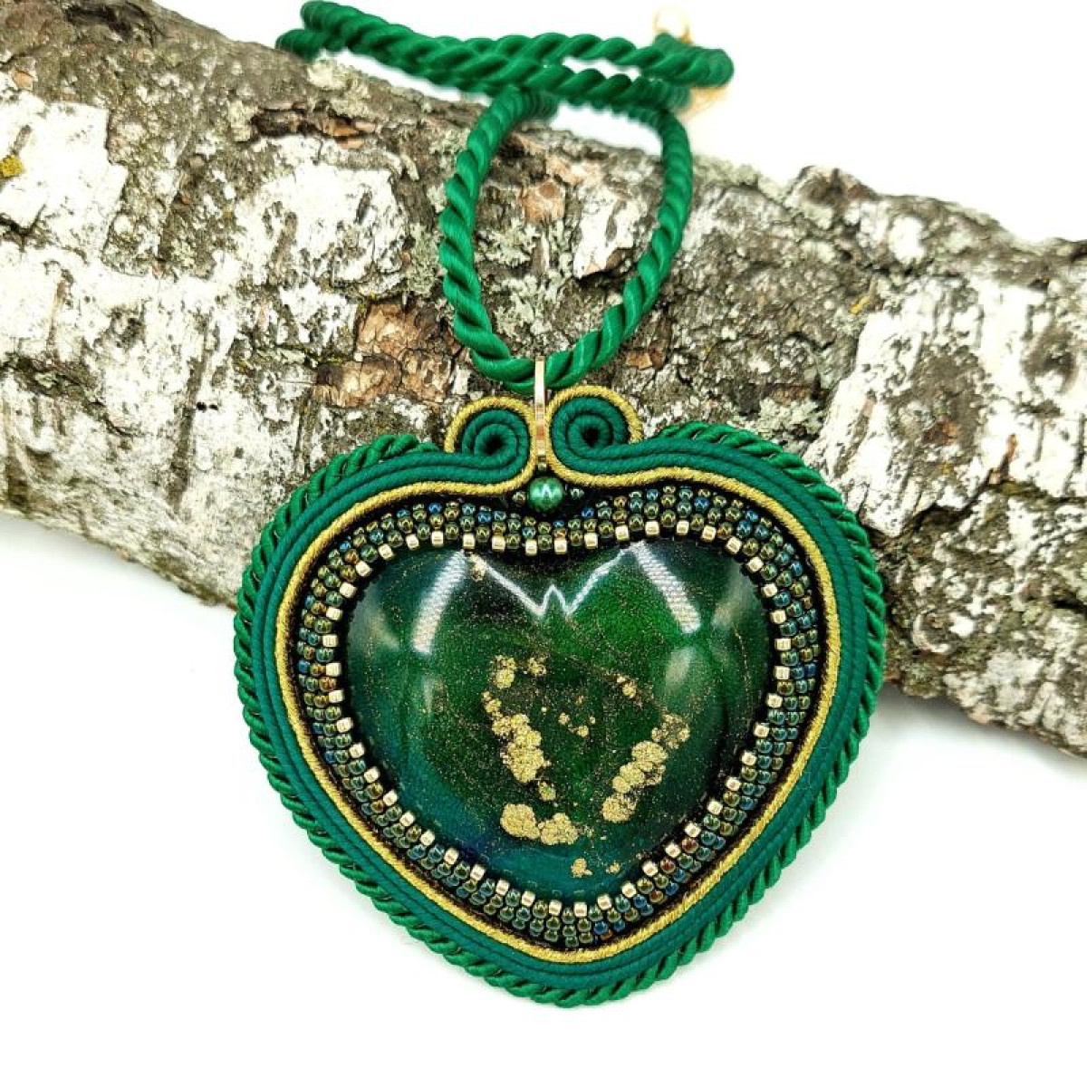 ”Heart” zielony naszyjnik wisior sutasz z żywicy