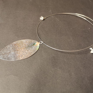 Naszyjnik liść w kolorze srebra