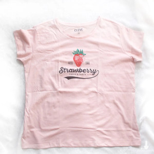 nowa koszulka z truskawką, pastelowa koszulka xl, pudrowa koszulka damska, xl, koszulka z bawełny, bawełniana koszulka z nadrukiem