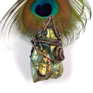 Kwarc pokryty tytanem, Miedziany wisiorek z kwarcem, ręcznie wykonany, prezent dla niej, prezent dla mamy, prezent urodzinowy