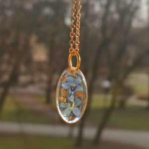 Wisiorek z niezapominajkami