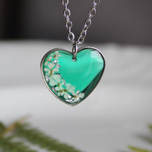 Srebrna zawieszka srebrny wisiorek kwiat naszyjnik żywica z żywicy kwiaty z kwiatami zielone serce serduszko szmaragdowe