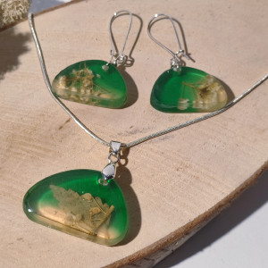 Zestaw biżuterii z żywicy - wisiorek i kolczyki pokrzywa