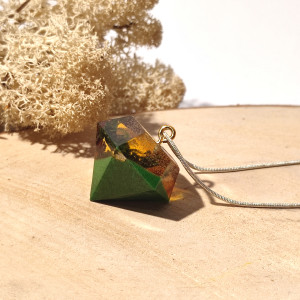 Wisiorek z żywicy - diament