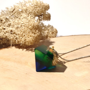 Wisiorek z żywicy - diament