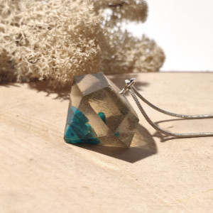 Wisiorek z żywicy - diament