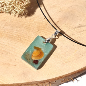 Wisiorek z żywicy - morze zatopione w żywicy