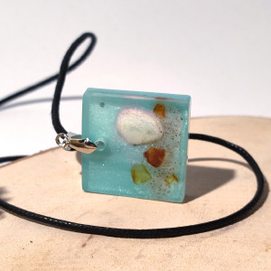 Wisiorek z żywicy - morze zatopione w żywicy