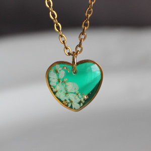 Złota zawieszka złoty wisiorek kwiat naszyjnik żywica z żywicy kwiaty z kwiatami serce serduszko szmaragdowe zielone