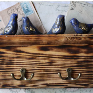 Wieszak z granatowymi ptaszkami