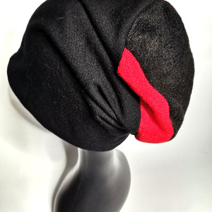 Czapka czarno czerwona codzienna
