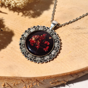 Wisiorek  z żywicy - czerwona smgliczka