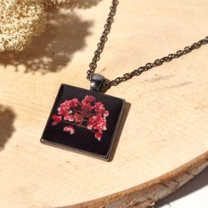 Wisiorek  z żywicy - czerwona smgliczka