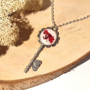 Wisiorek  z żywicy - czerwona smgliczka