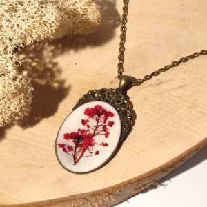 Wisiorek  z żywicy - czerwona smgliczka