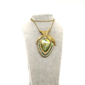 Złocisty wisior z labradorytem