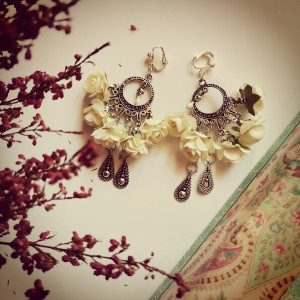 Klipsy ślubne w kolorze ecru różyczki