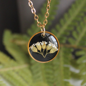 Złota zawieszka złoty wisiorek kwiat naszyjnik żywica z żywicy suszone kwiaty z kwiatami naturalne żywe kwiaty żywica epoksydowa medalion czarna