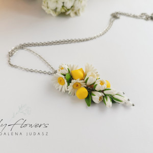 Naszyjnik z cytrynkami i kwiatami