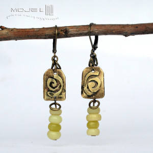 Mosiężny zawijas z jaspisem