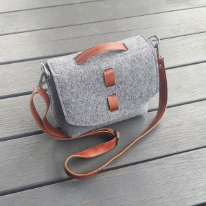 Listonoszka filcowa - koniakowa skóra - szary filc