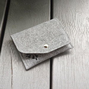 Prosty portfel filcowy damski z ażurem- wąski - szary