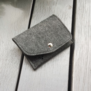 Prosty portfel filcowy damski z ażurem- wąski - grafitowy