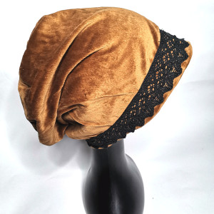 Czapka aksamitną z koronka