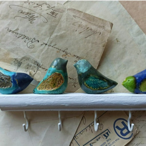 Wieszak z niebiesko-zielonymi ptaszkami