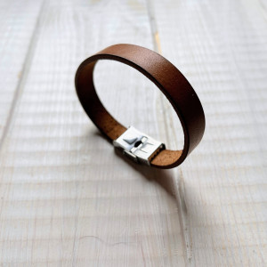 Skórzana bransoletka w kolorze brązowym