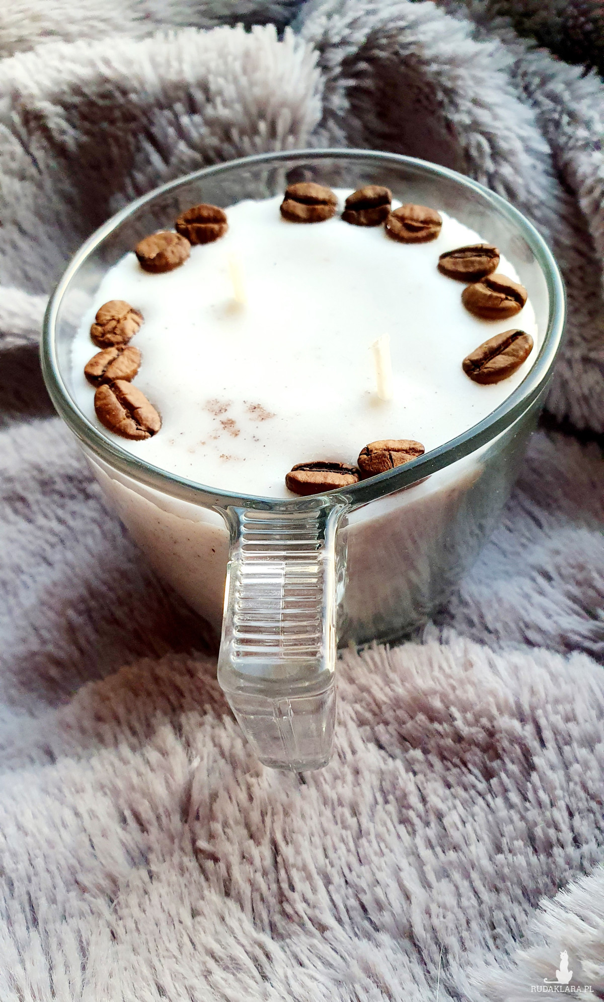 Kawowa świeca sojowa w przezroczystej filiżance, dekorowana ziarnami kawy